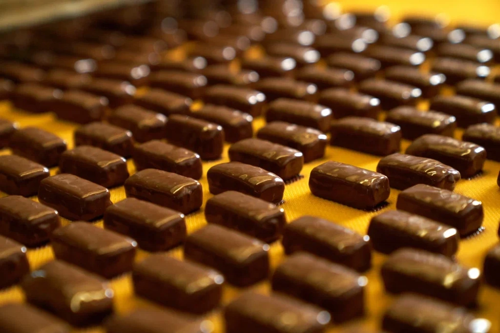 Конвейер по производству шоколадных конфет