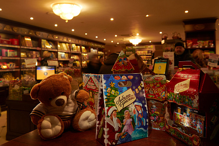 Саша и шоколадная фабрика: как готовят новогодние подарки на самом сладком производстве страны