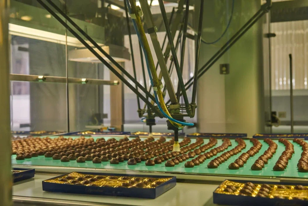 Робот помогает раскладывать конфеты по коробкам